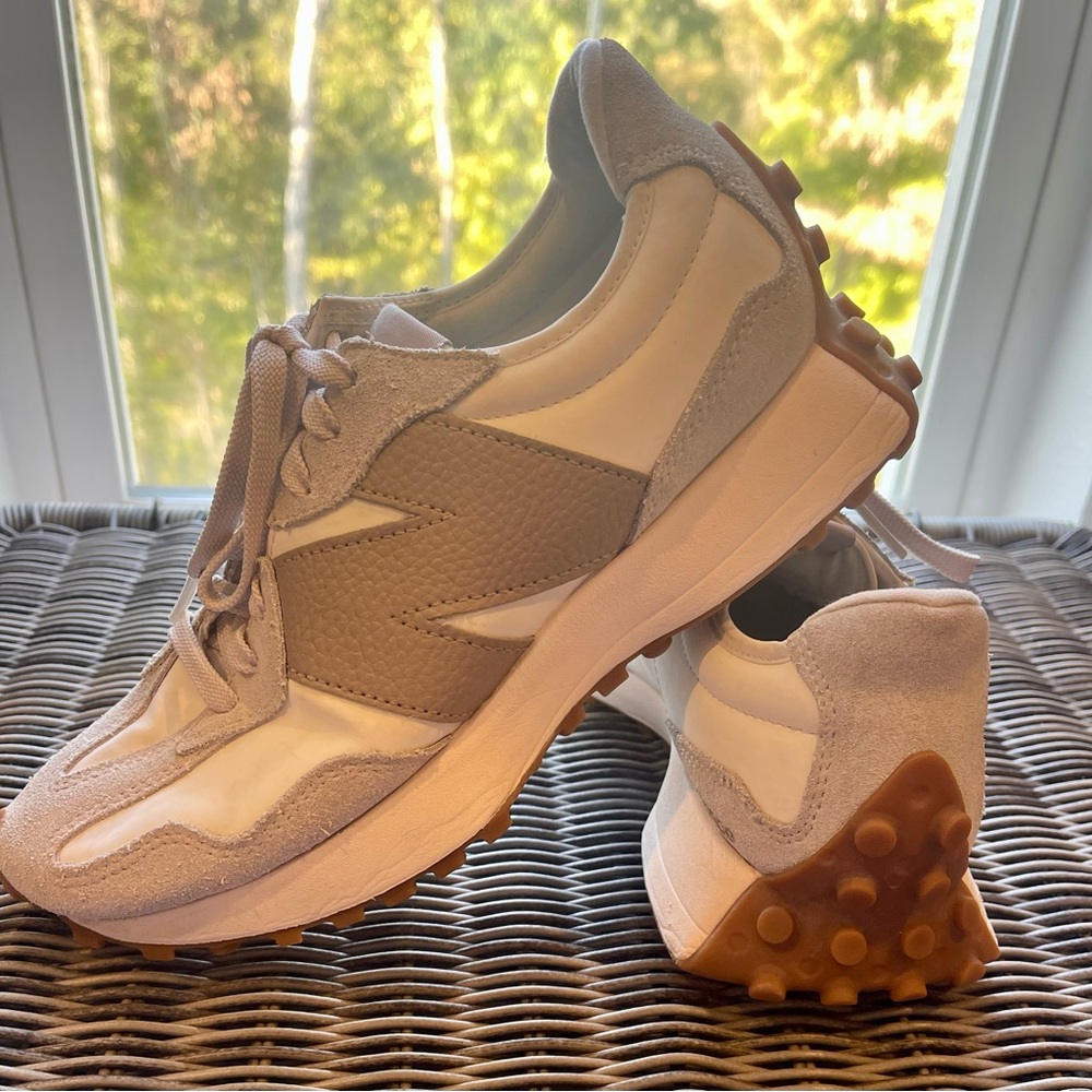 New Balance 327 Intelligent Choice